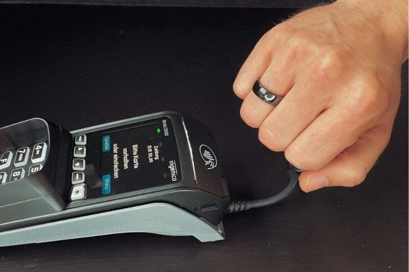 Man sieht, wie mit einem NFC Ring bezahlt wird.